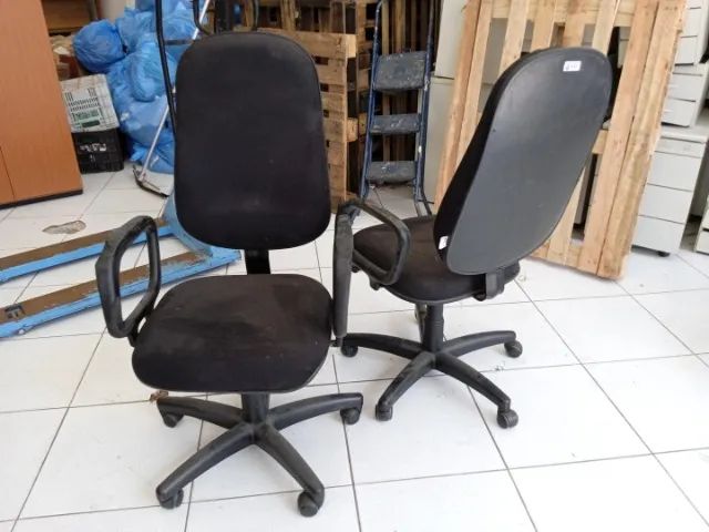 Cadeira de escritório giratória c/ braços e rodas em Tecido / Plástico Preto - Foto 6