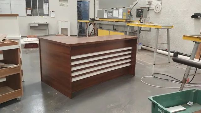 mesa para escritorio em L ripada ameixa negra