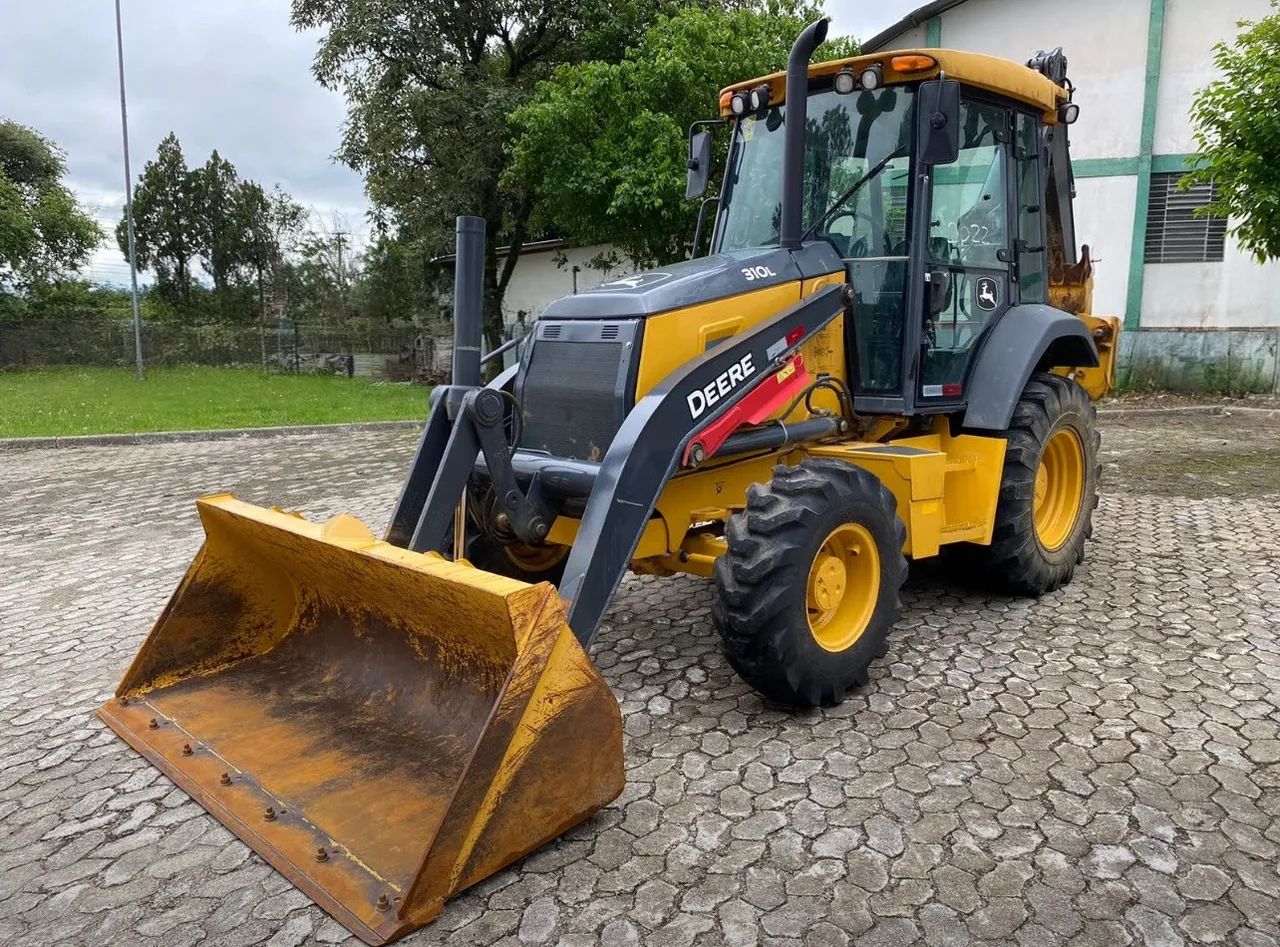 Retroescavadeira John Deere 310L ano 2022, 4x4, com 1.800 horas e ar condicionado, no PR