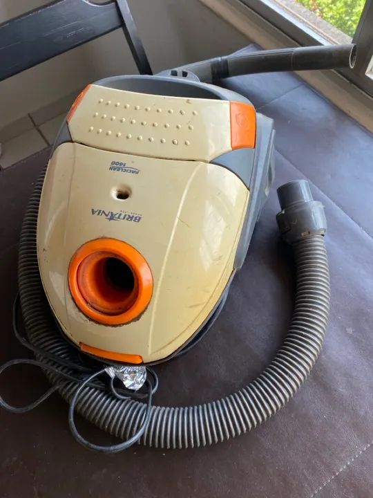 Aspirador de pó Britânia