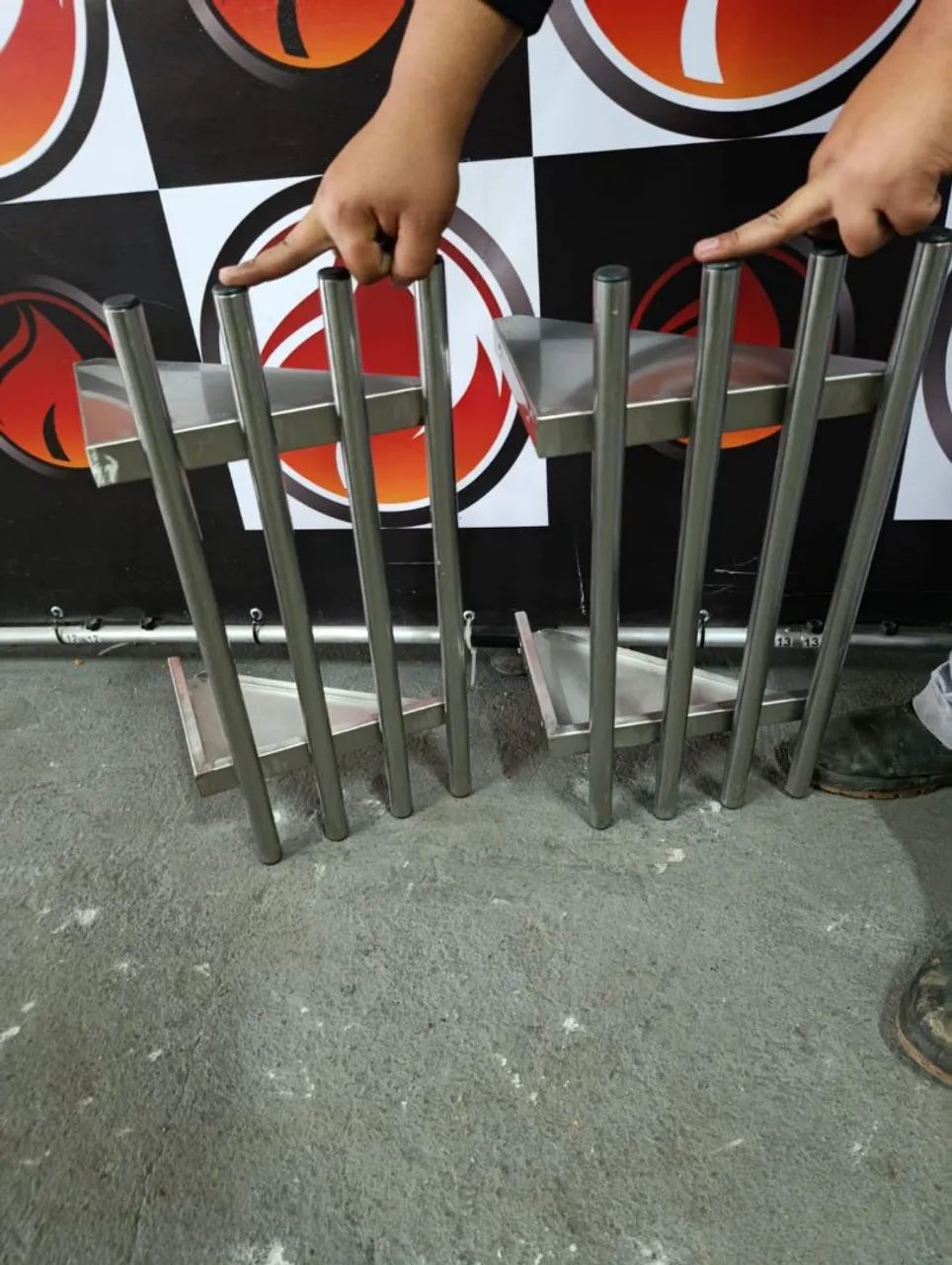 Prateleira tubular toda de inox usada em ótimo estado tenho 2 unidades disponíveis <br>