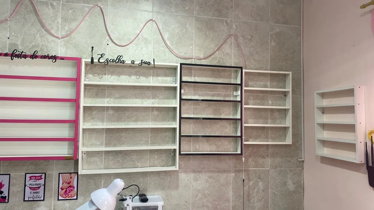 Prateleiras Decorativas para Esmaltes - Salão de Beleza