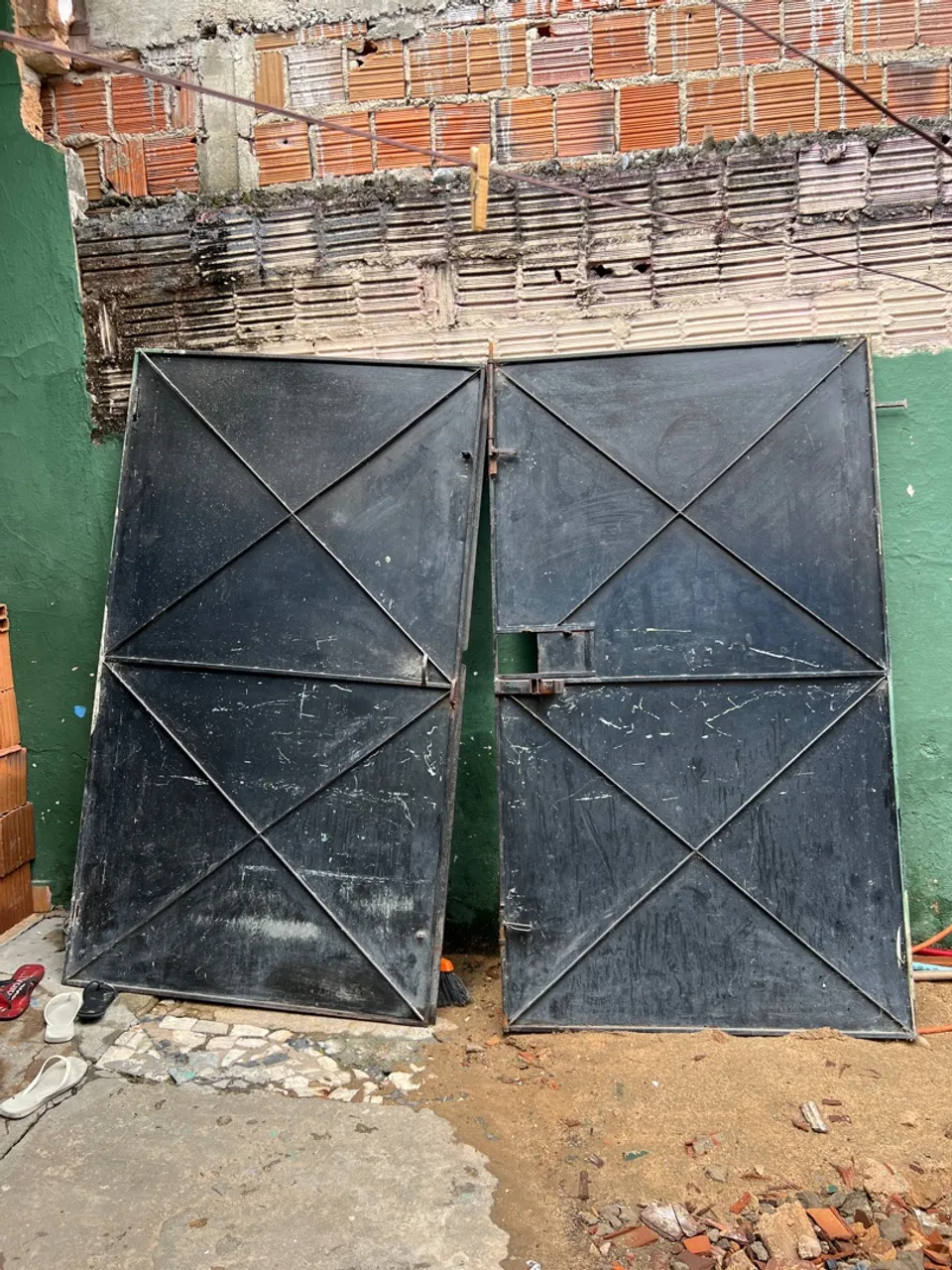 Portas de ferro resistentes para segurança