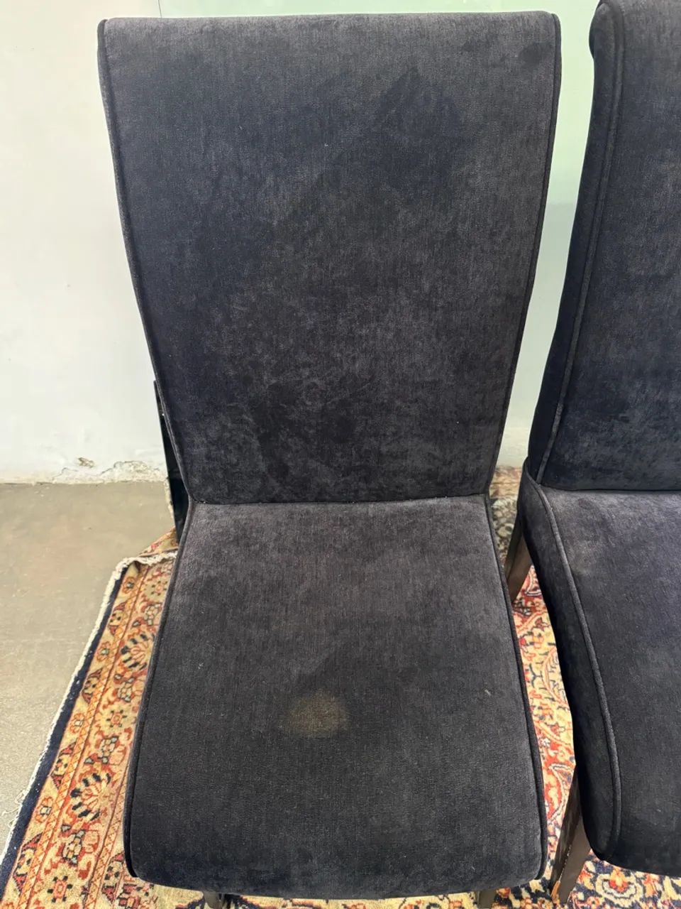 2 Cadeiras de Jantar Estofadas pretas de veludo em ótimo estado - Foto 3