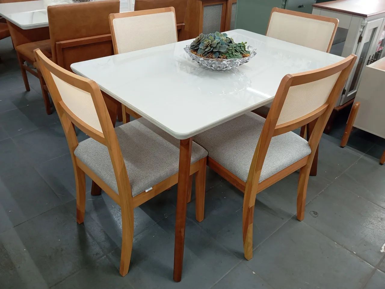 Mesa a pronta entrega e com cadeiras de madeira maciça 