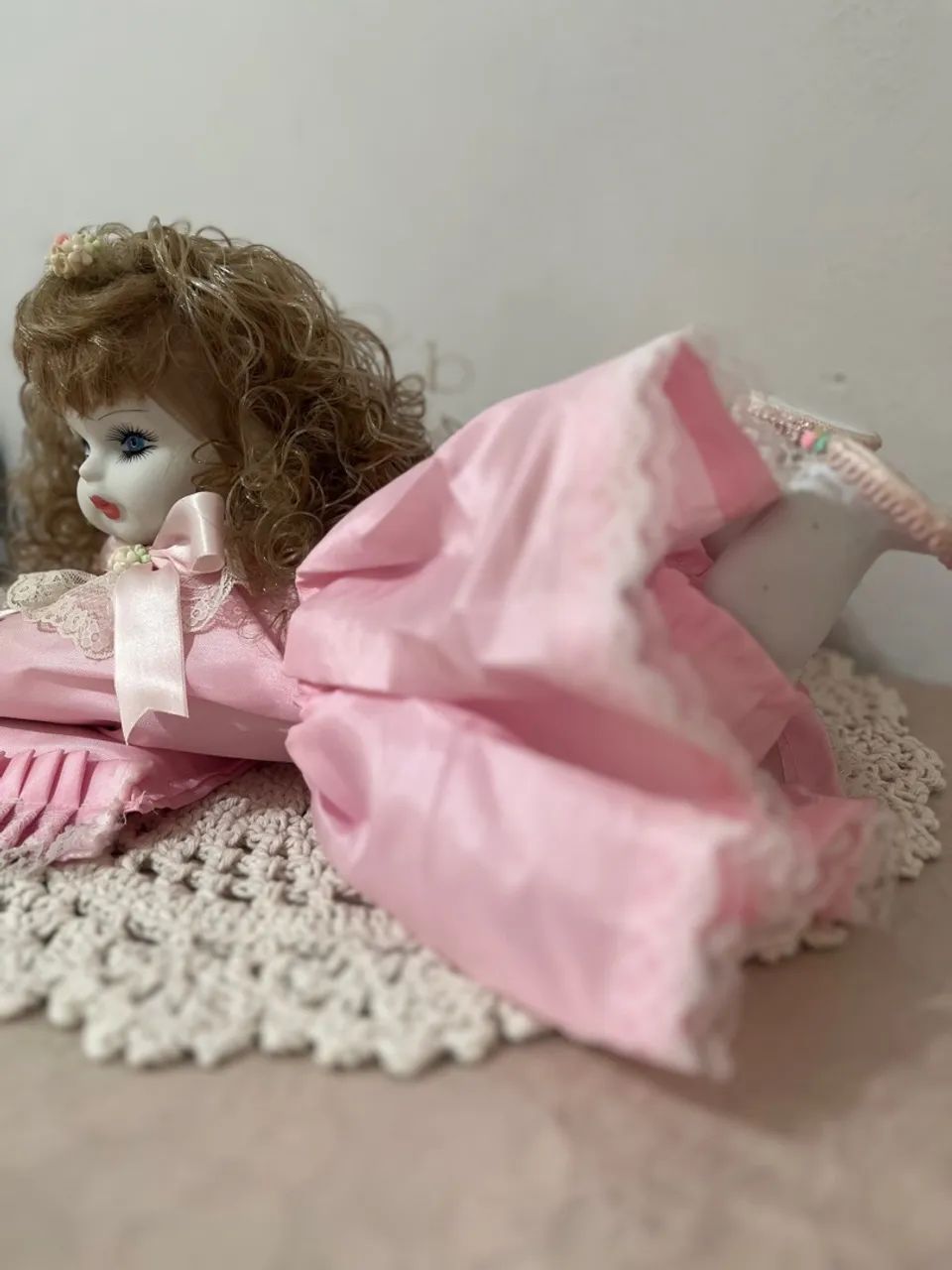 Boneca de porcelana deitada 45cm. - Foto 4