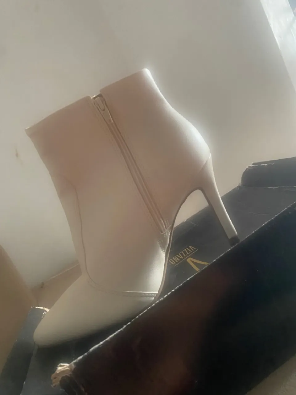Bota branca de salto alto e sandália de saltinho médio , nunca usado ! 50 (Cada)