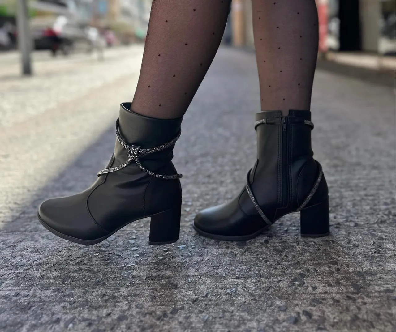 Bota preta com detalhe em strass