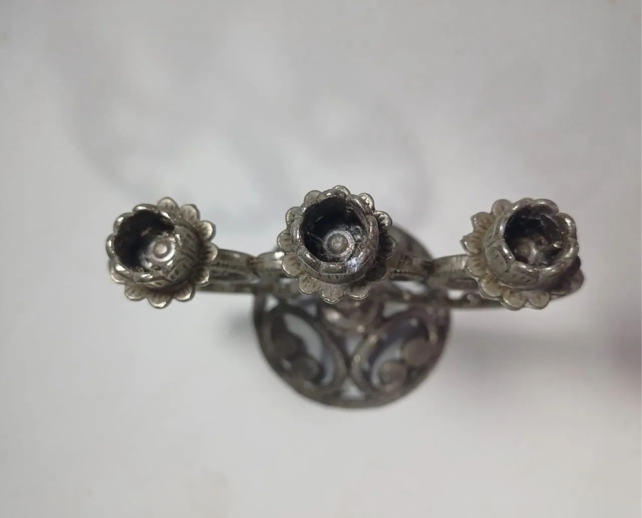 Castiçal de 3 Velas em Metal (velas bem finas) - Foto 4