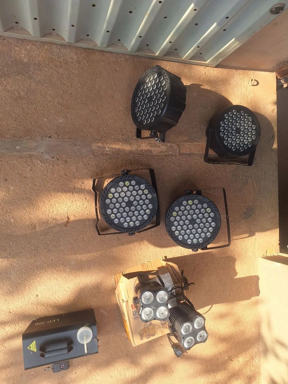 Iluminação. Máquina de fumaça Parledes. Luz de festa