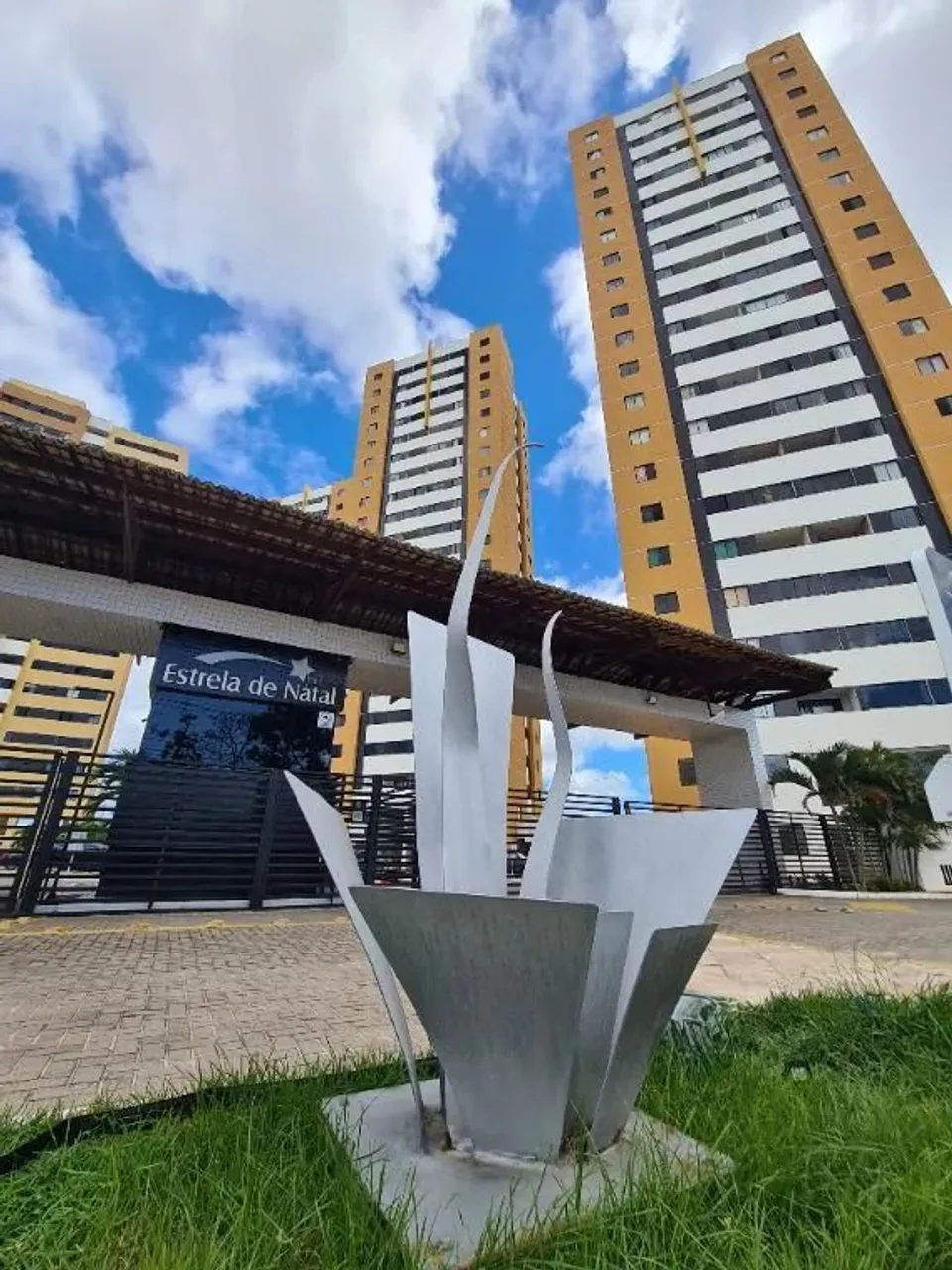 Apartamento com 3 dormitórios para alugar, 85 m² por R$ 2.700,00/mês - Cidade Satélite - N