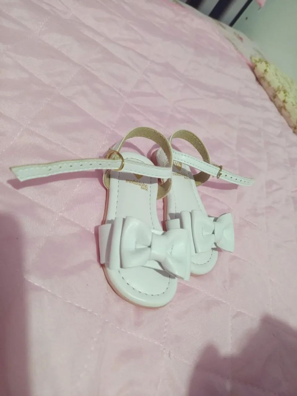 Vendo sandália, nunca usada, tamanho 19. 