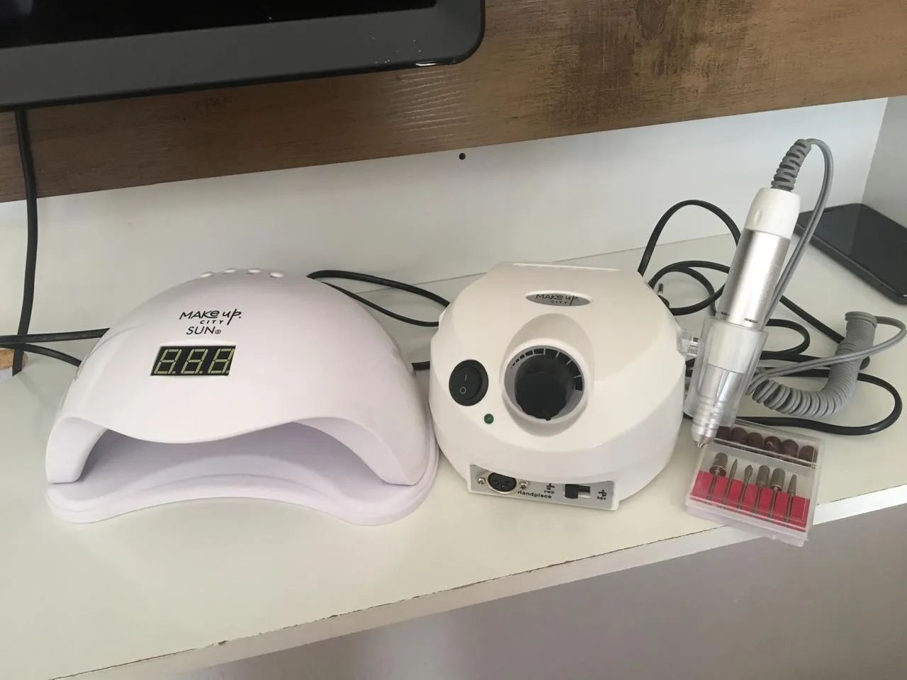 Kit para manicure com lâmpada UV e máquina de polir