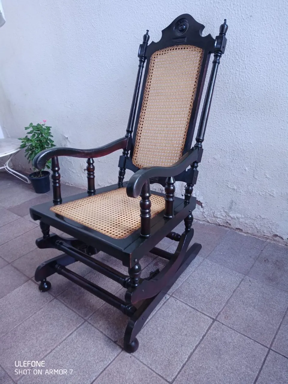 Cadeira de Balanço Clássica com Assento de Palha