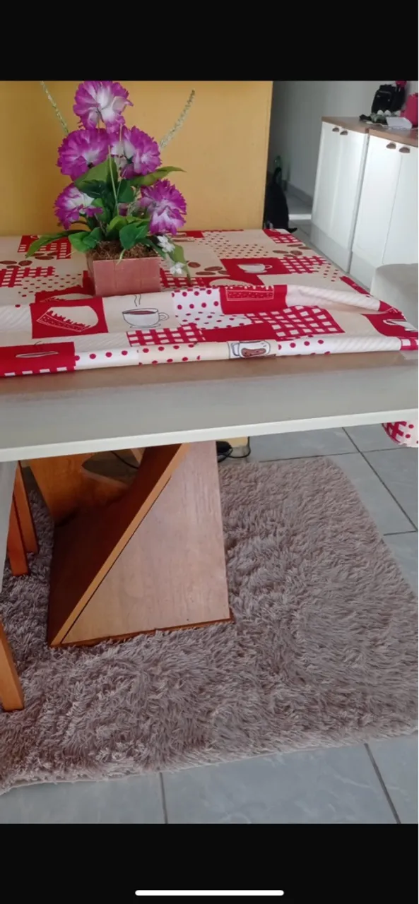 Mesa de centro com tampo decorado e tapete