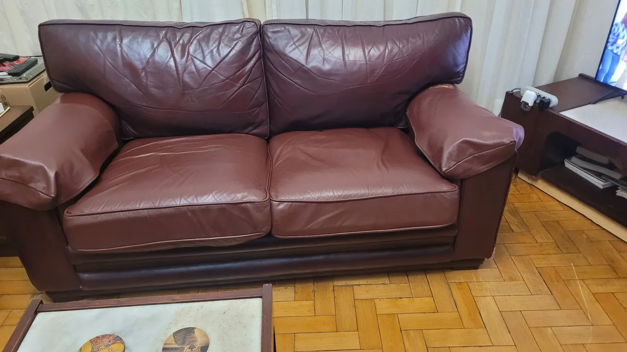 Sofá couro legítimo