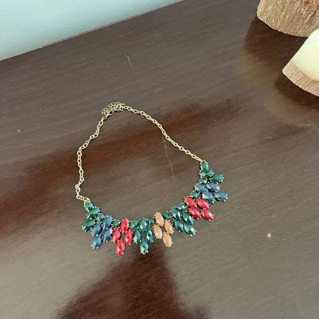 colar dourado multicolorido