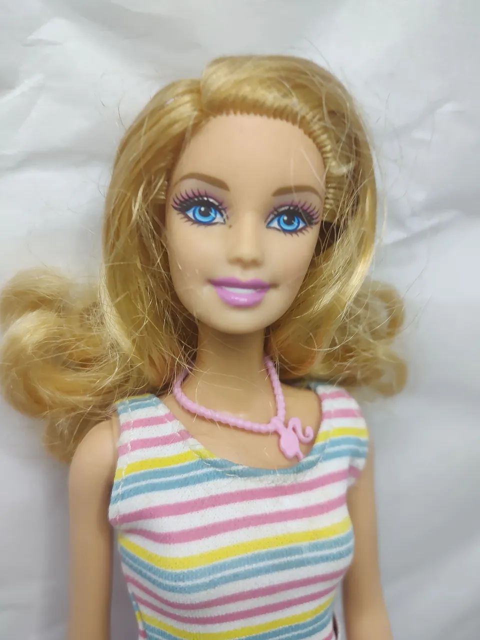 Boneca Barbie Loira com Roupa Colorida - Foto 2