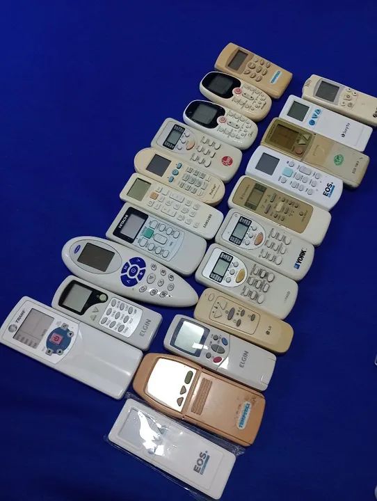 Vários modelos de controles para ar condicionado.