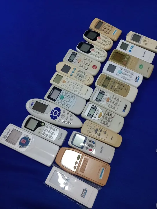 Vários modelos de controles para ar condicionado.