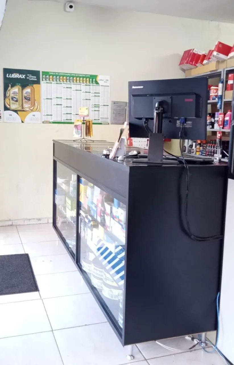 Balcão em MDF com 4 gavetas e prateleiras de correr e com pés em alumínio.