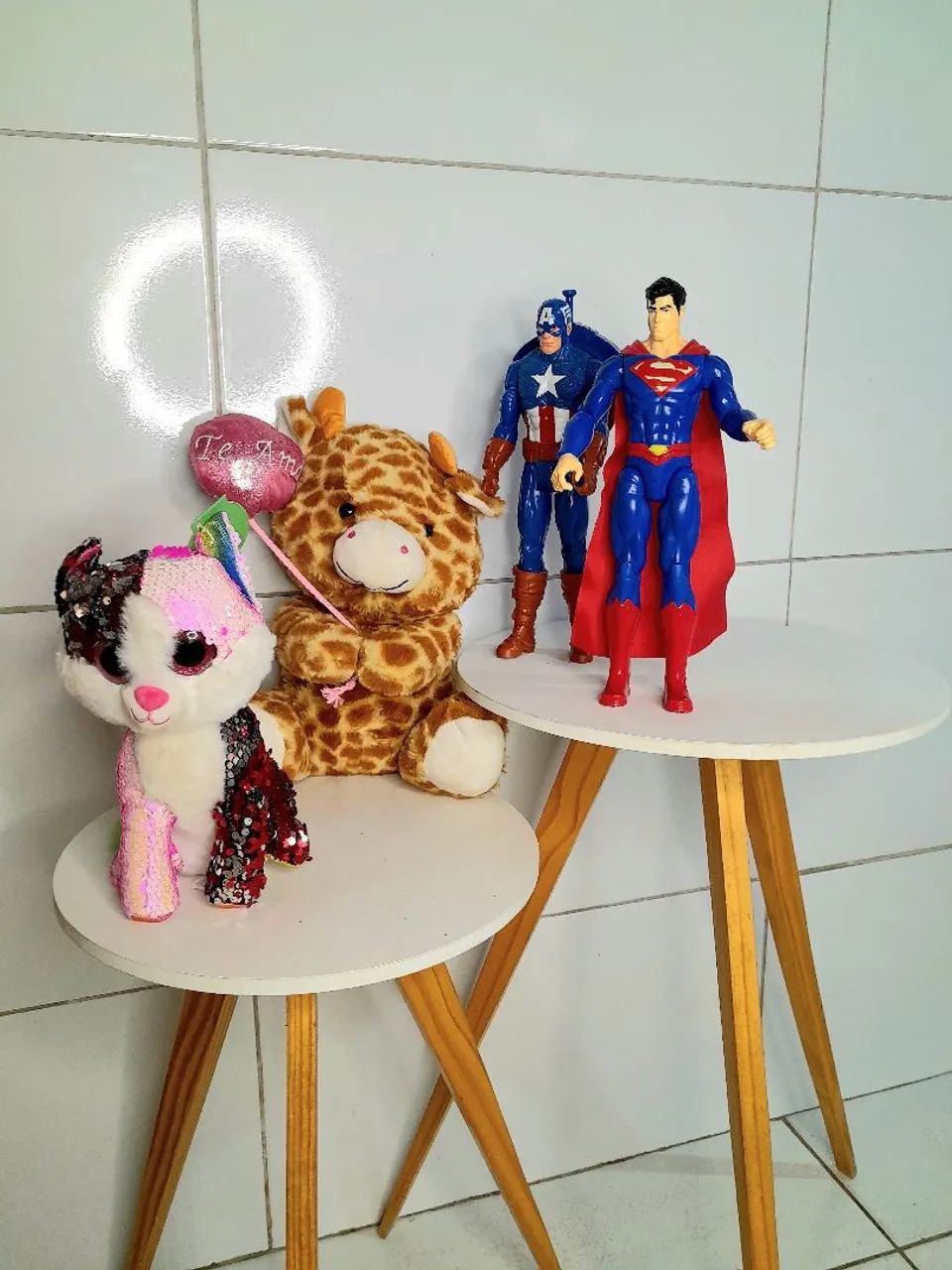 Bonecos de ação Superman e Capitão América