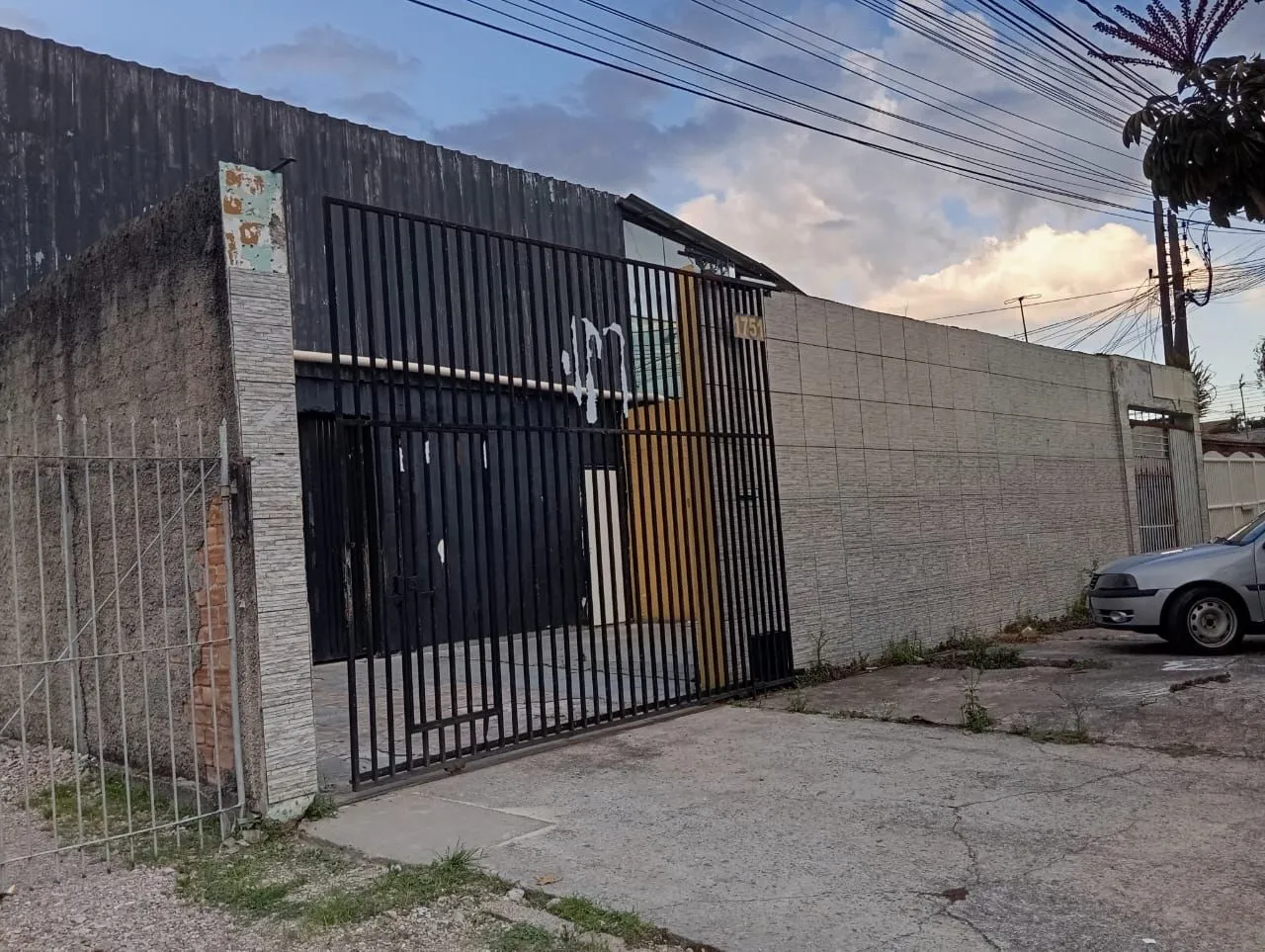 Barracão Hauer e 7 kitnets $ 1.600 k v e n d o ou troco já locado 12k por mes