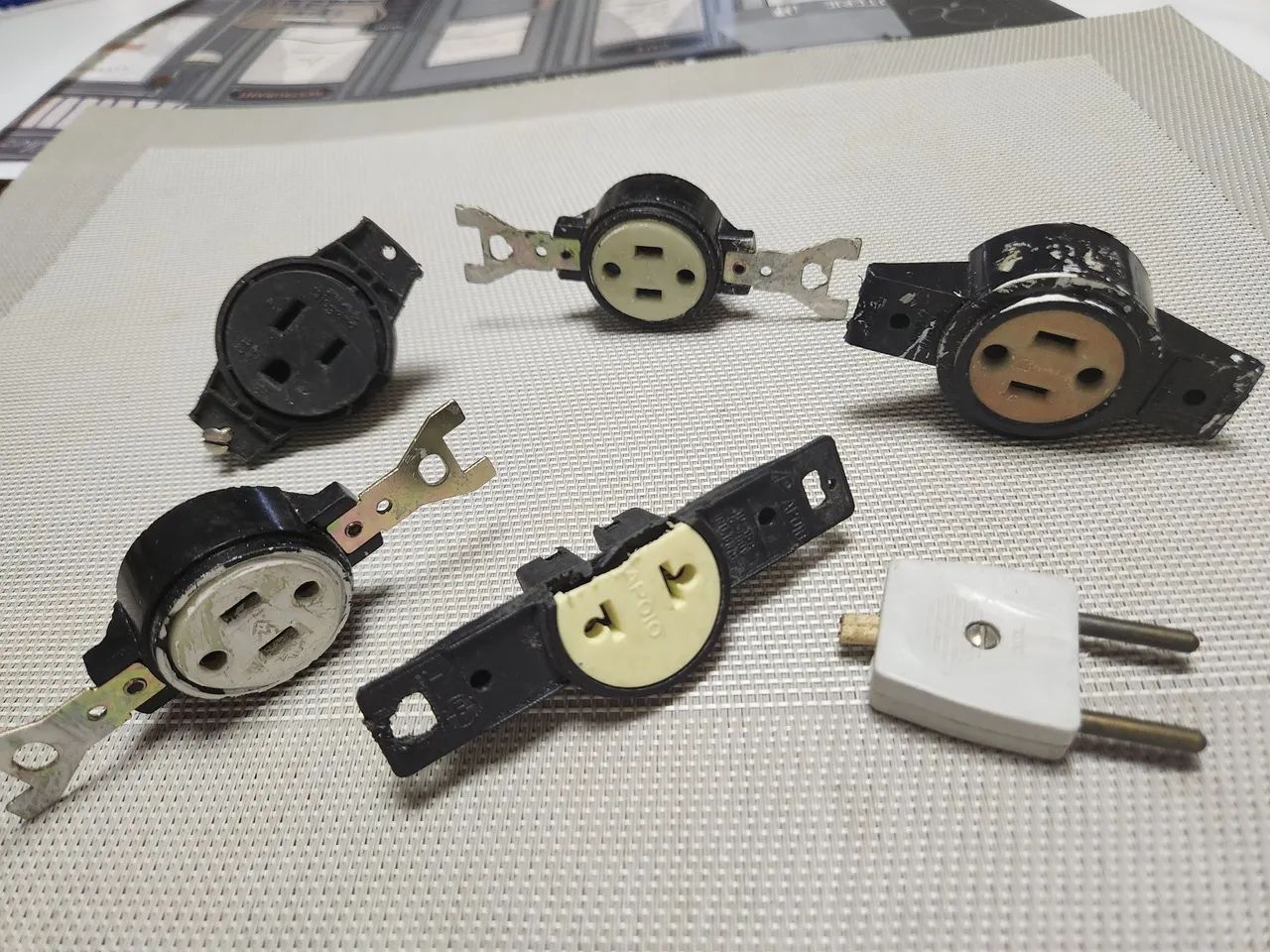 Tomadas usadas com alguns danos, todas por R$ 5