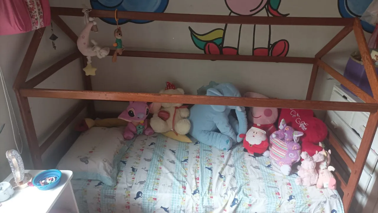 Cama montessoriana de madeira de lei.