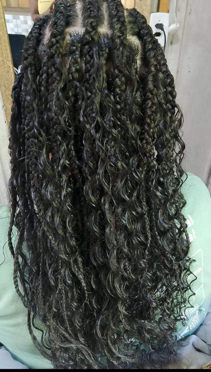 Tranças e embelezamento de unhas 