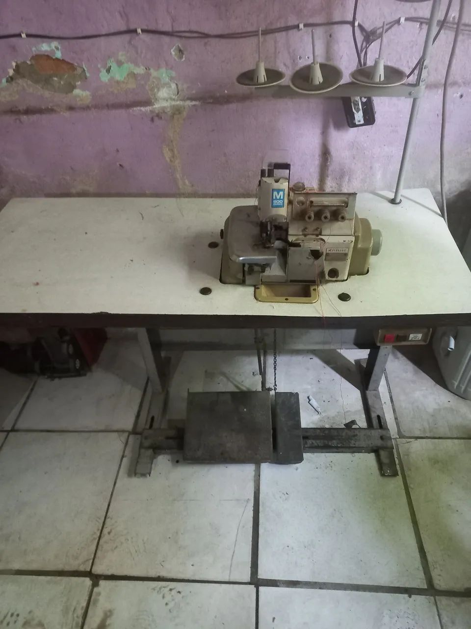 Vendo uma máquina de costura Overloque industrial usada mas funcionando valor 1200  - Foto 6
