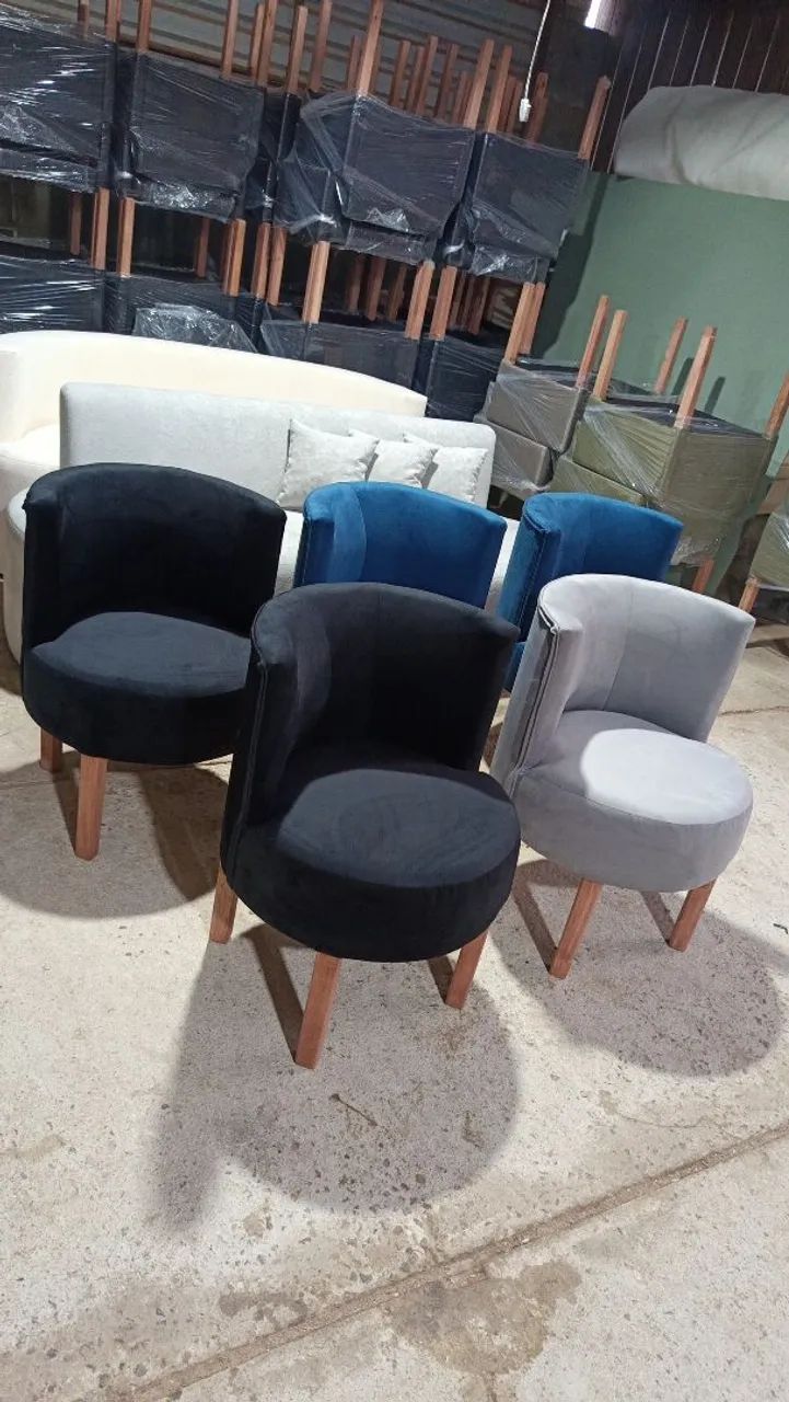 Poltronas retrô em tecido suede 