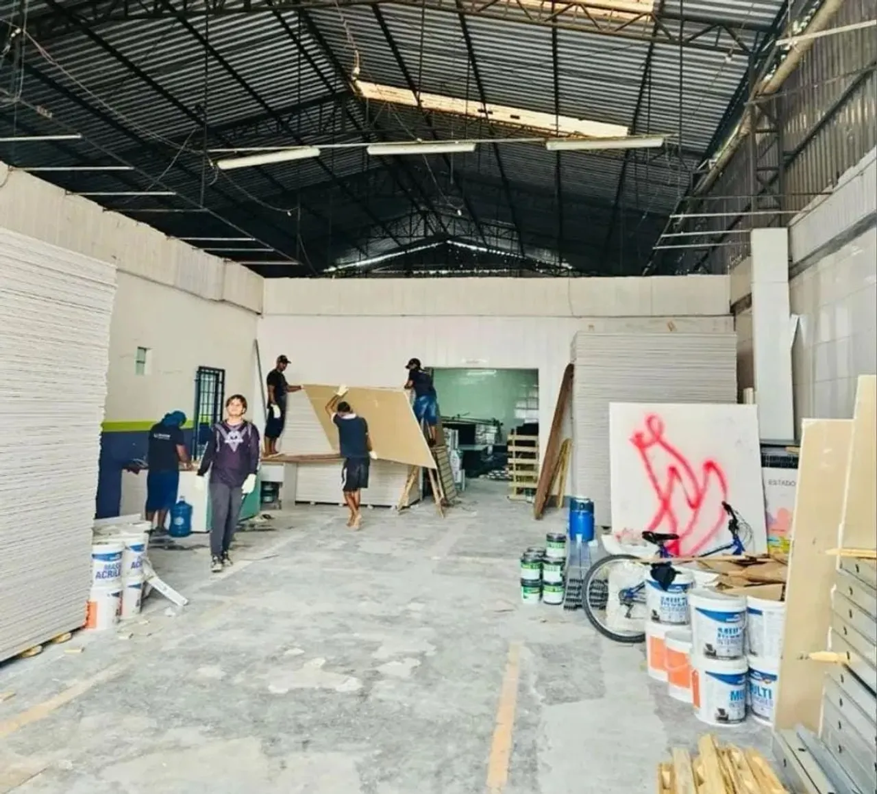 ALUGO GALPÃO COM 450 M2 NO PLANALTO CAMARA FRIGORIFICA