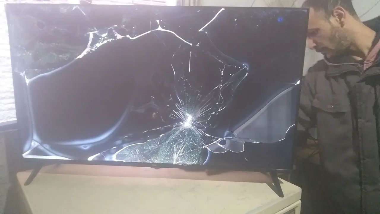 Vendo TV Philco e TV tcl as duas pra retiráda de peças ou concerto tela quebrada as duas