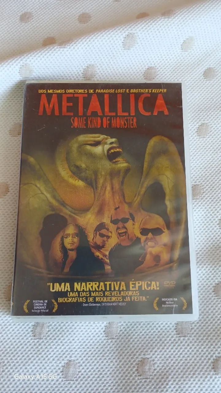 DVD Metallica usado, em cima está com a capa quebrada.