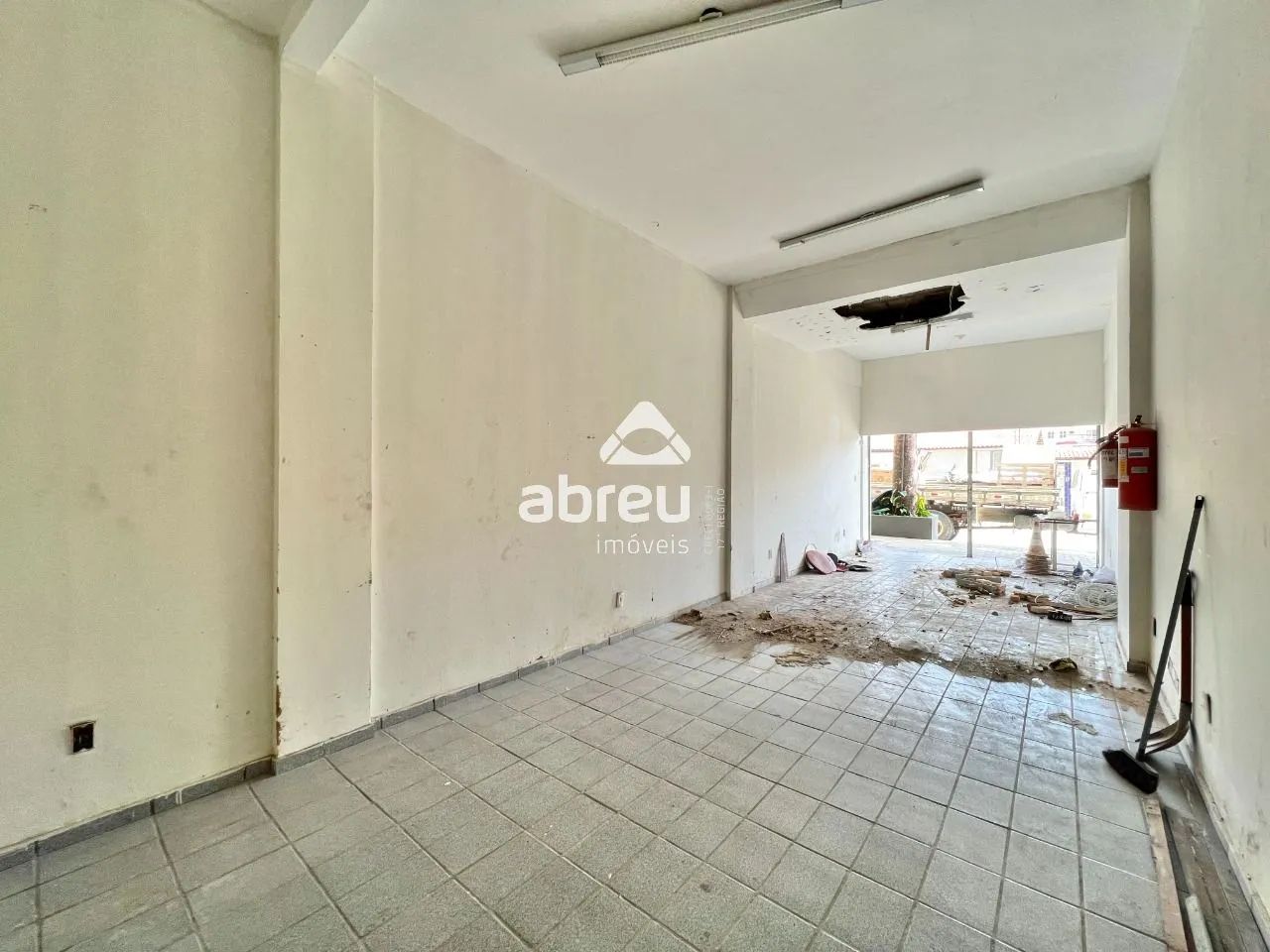 Excelente oportunidade de alugar uma loja (n°09),no Edificio Cecom, localizada na Avenida  - Foto 5