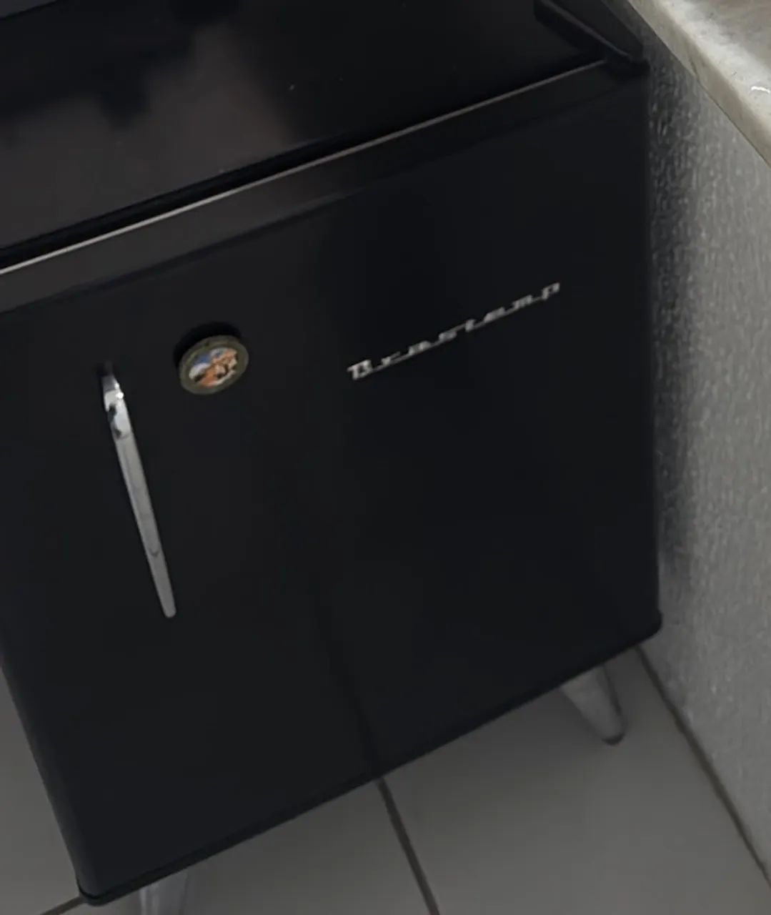 Frigobar Brastemp Retrô preto 76 litros