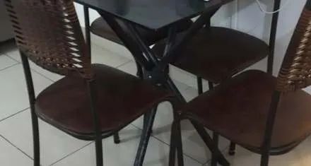 Mesa Quadrada com 4 Cadeiras Base de Aço