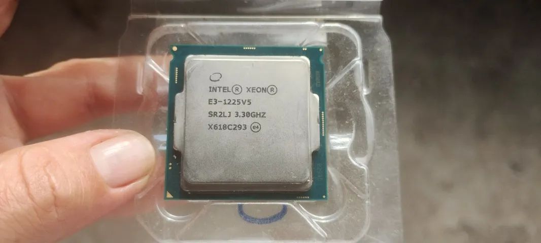 Processador Intel® Xeon® E3-1225 v5 - 3.30GHz - LGA 1151 - Com Gráficos Integrados - Foto 2