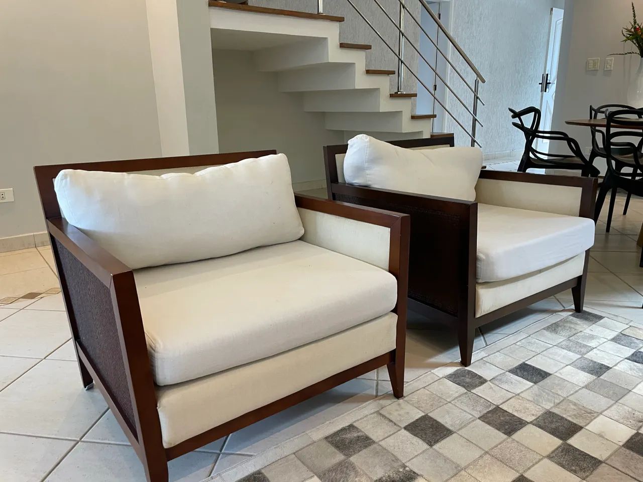 Par de Poltronas em Madeira com Almofadas - Ótimo Estado - Foto 2