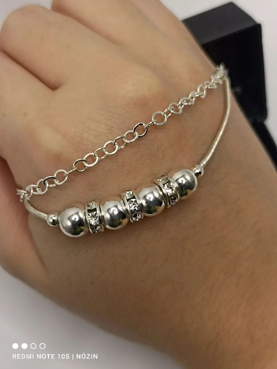 Pulseira banhada a prata de bolinhas e strass. - Foto 3