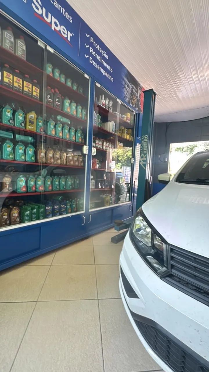 Equipamentos e produtos para troca de óleo de automóvel 