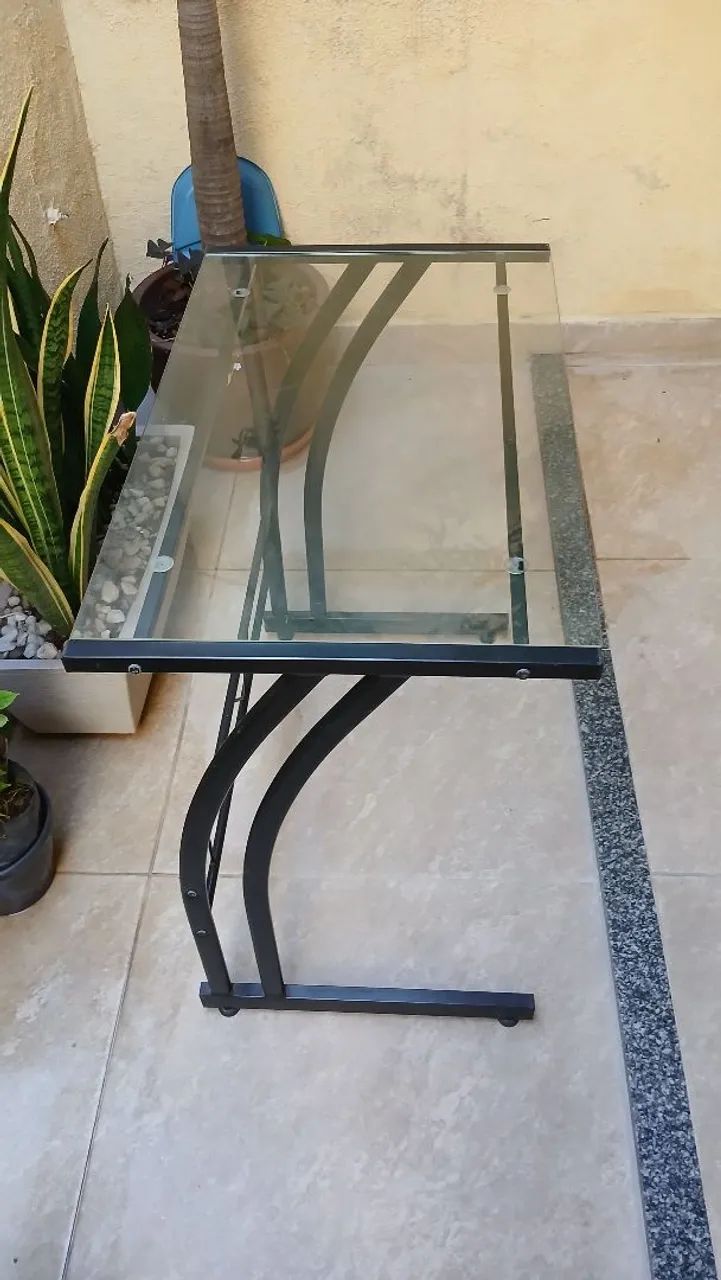MESA / ESCRIVANINHA EM VIDRO E FERRO PRETO - Foto 3