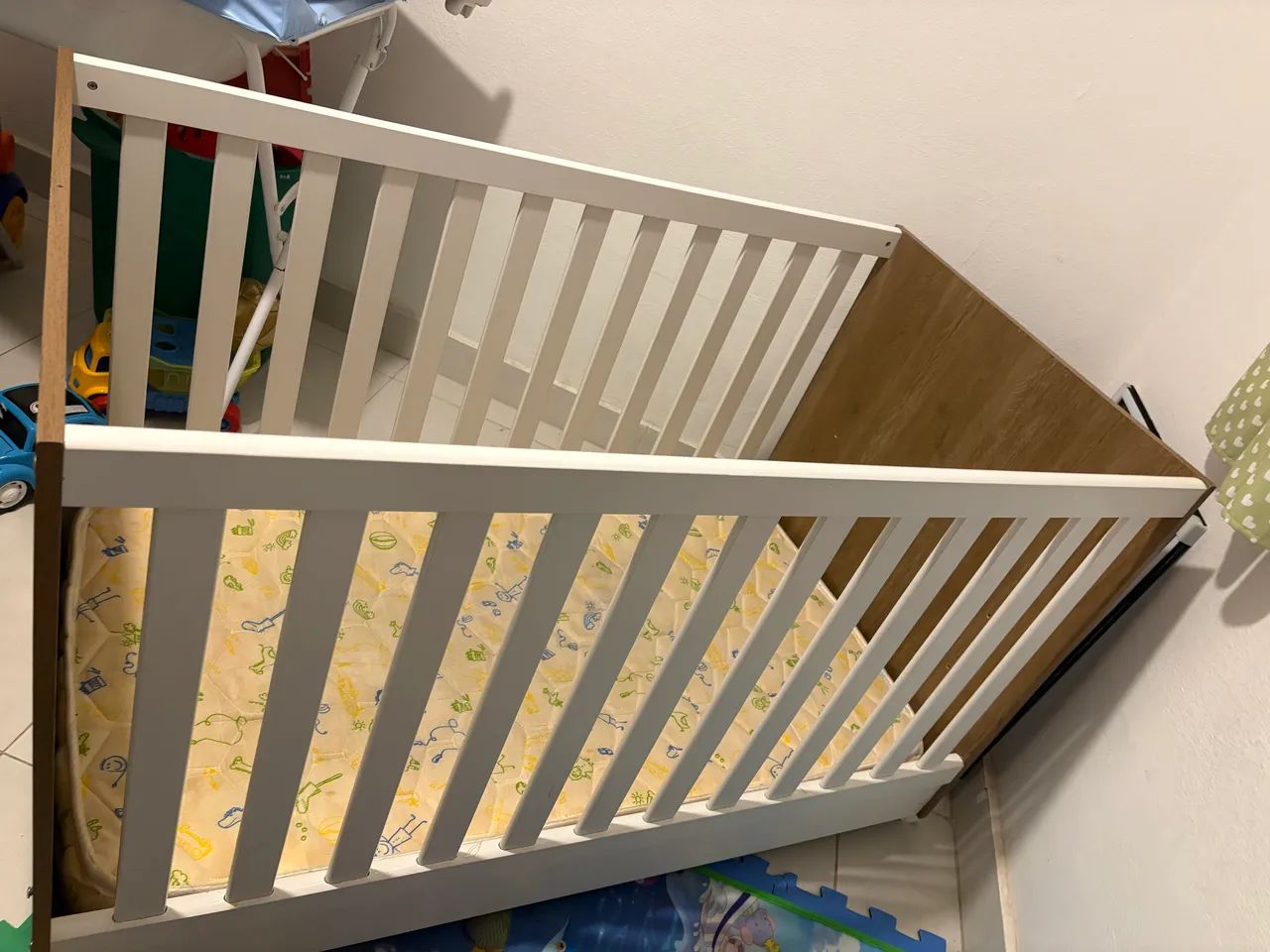 Berço/cama com trocador e colchão 
