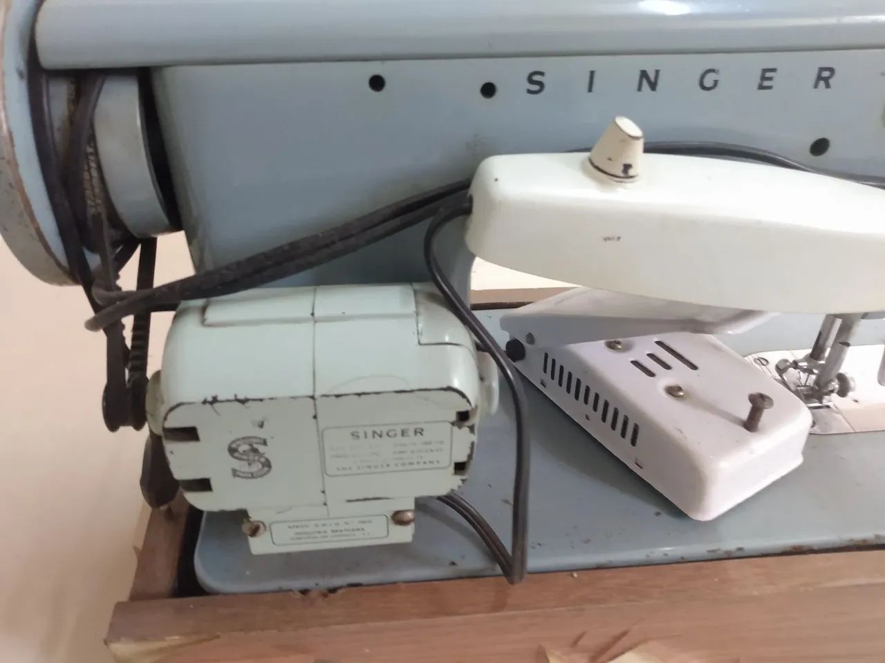 Máquina de costura Singer antiga  - Foto 6
