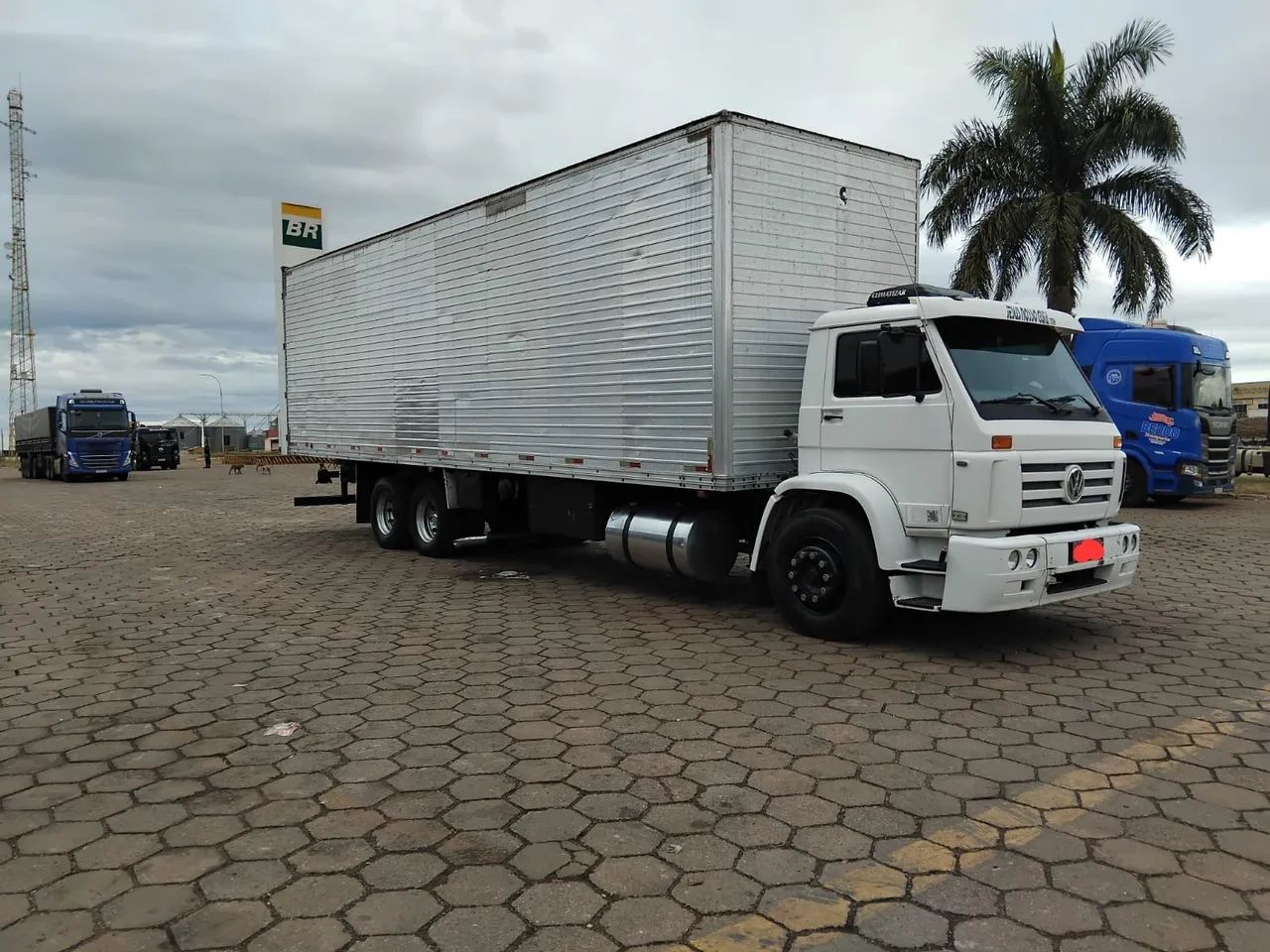 VW 18310 Truk baú  - Foto 2