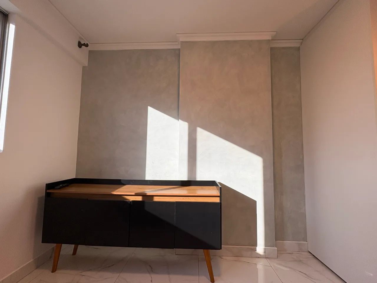 Título para OLX: Rack de Sala Preto com Madeira - Moderno e Excelente Estado