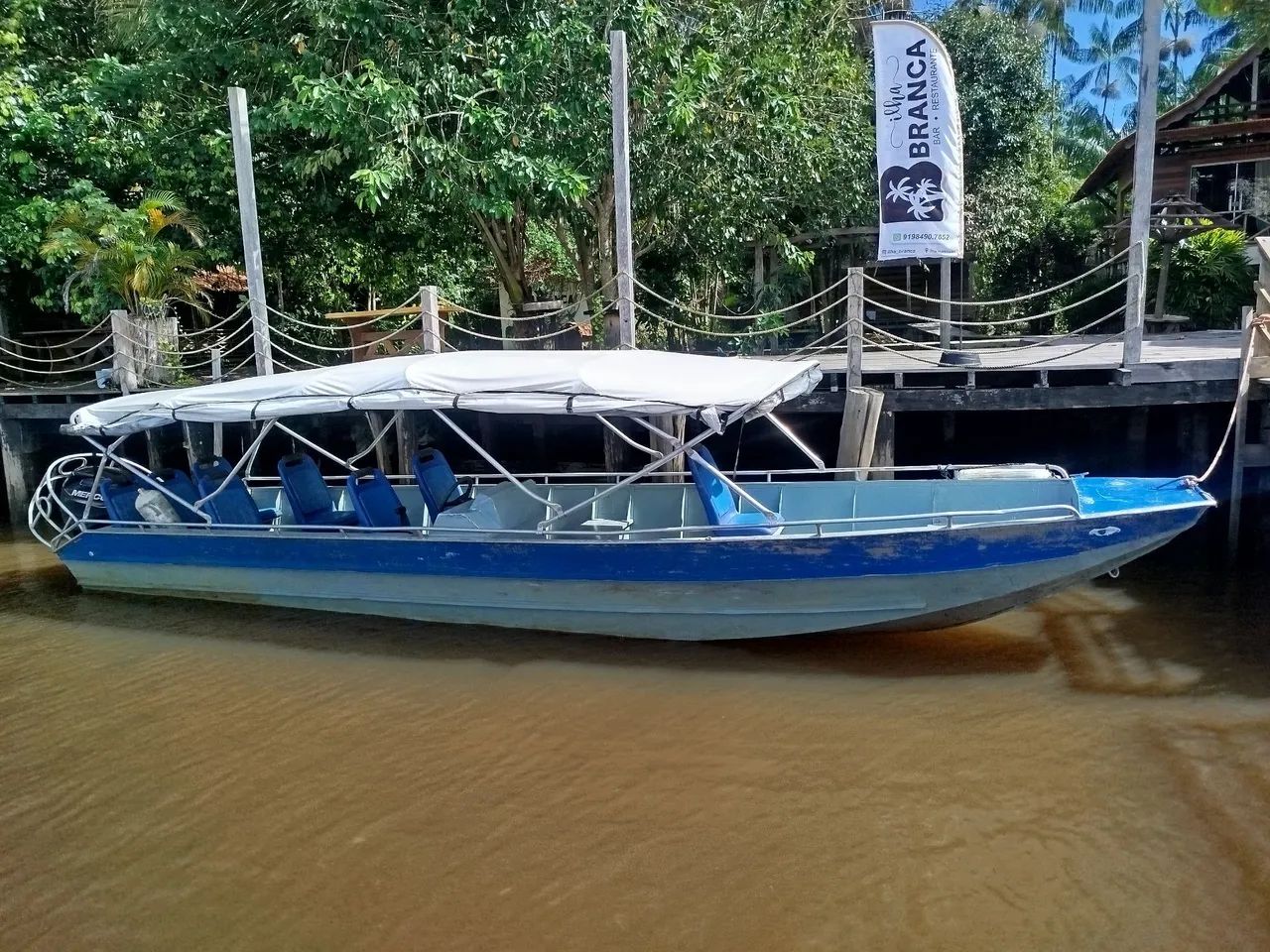 Lancha de alumínio.