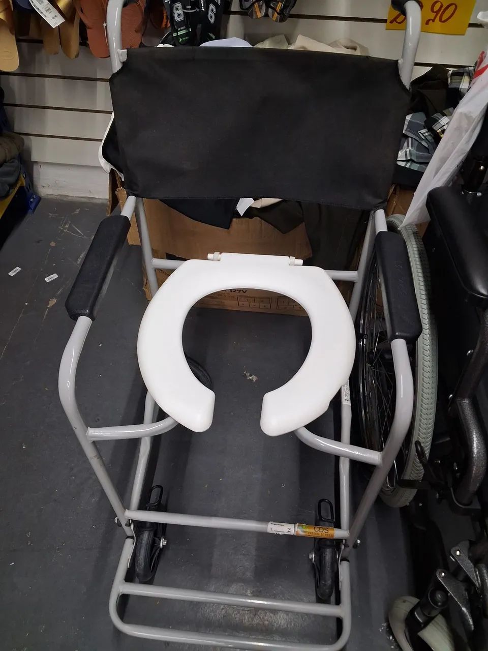 Cadeira de Rodas + Cadeira para Banho - Seminovo - Foto 4