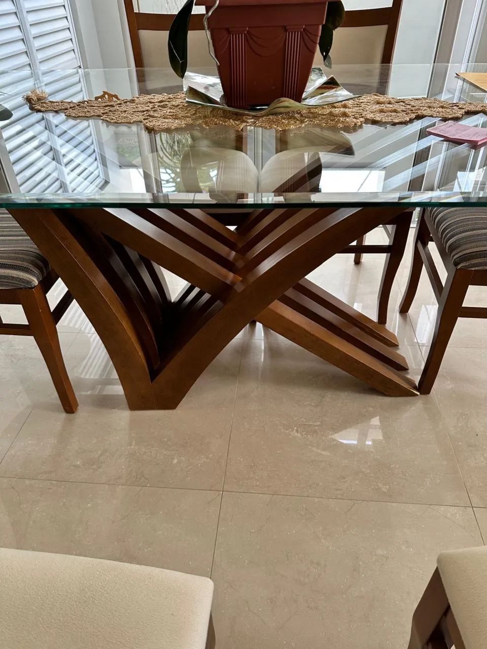 Vendo Mesa com Tampo de Vidro e 6 Cadeiras Estofadas - Foto 3
